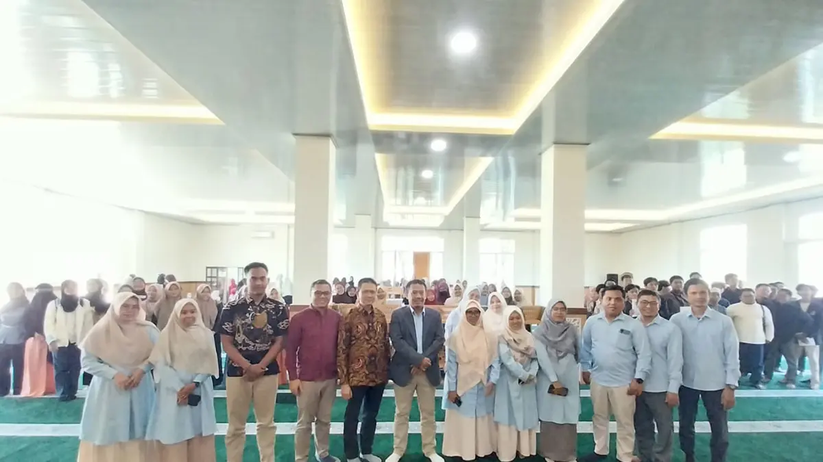 SOSIALISASI: Seluruh mahasiswa semester IV dan VI serta alumni IAD Probolinggo, berfoto bersama para narasumber dan rektor usai mengikuti Sosialisasi Persiapan Kerja di Jepang di Masjid Putih Al Qasem IAD Probolinggo, Rabu (1/7) siang.