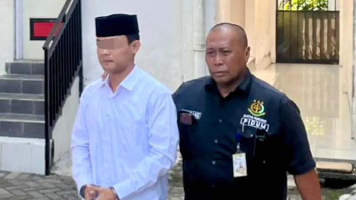 TAK SESUAI TUNTUTAN:&nbsp;MIF yang divonis 4 tahun penjara oleh Pengadilan Negeri Kraksaan atas kasus tindak pidana kekerasan seksual terhadap santrinya sendiri. (Foto: dok Jawa Pos Radar Bromo)