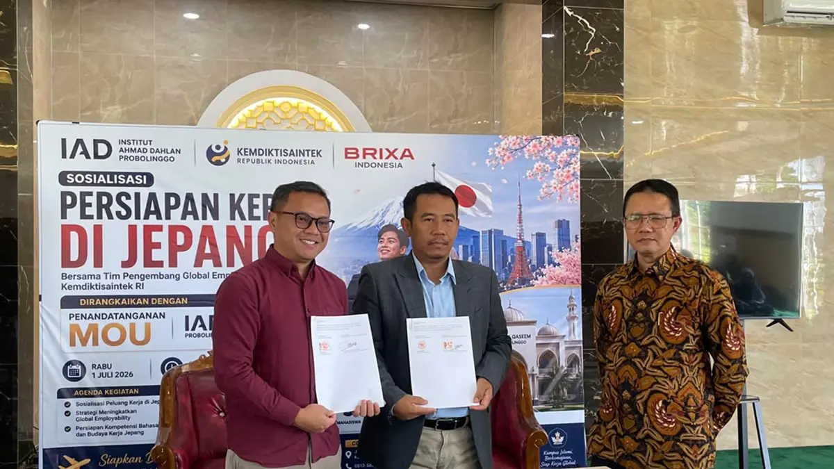 MOU: Reza dari BRIXA Indonesia (kiri) berfoto bersama Rektor IAD Probolinggo Assoc. Prof. Dr. Benny Prasetiya, M.Pd.I. (tengah) didampingi Prof. Dr. Tulus Winarsuno dari Kemendiktisainristek RI usai penandatanganan MoU antara IAD Probolinggo dengan BRIXA Indonesia.