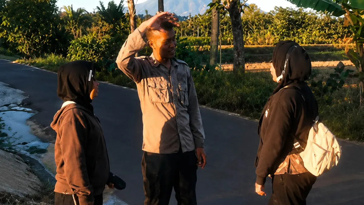 KORBAN: Anggie Anggraini dan rekanya di jalan utama Satreyan-Condong, di depan Perumahan Gerongan I, Desa Gerongan, Kecamatan Maron, saat dimintai keterangan petugas. 