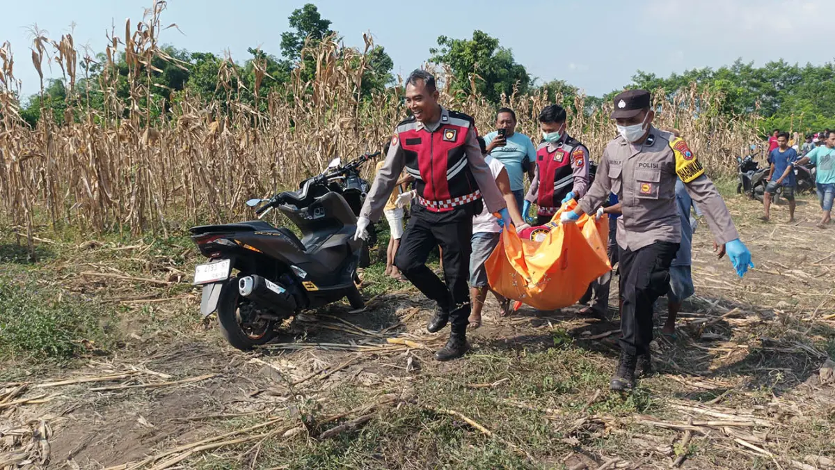 Petugas saat mengevakuasi mayat tanpa busana dari dasar sumur di Desa Alassumur Kulon, Kraksaan, Probolinggo. 