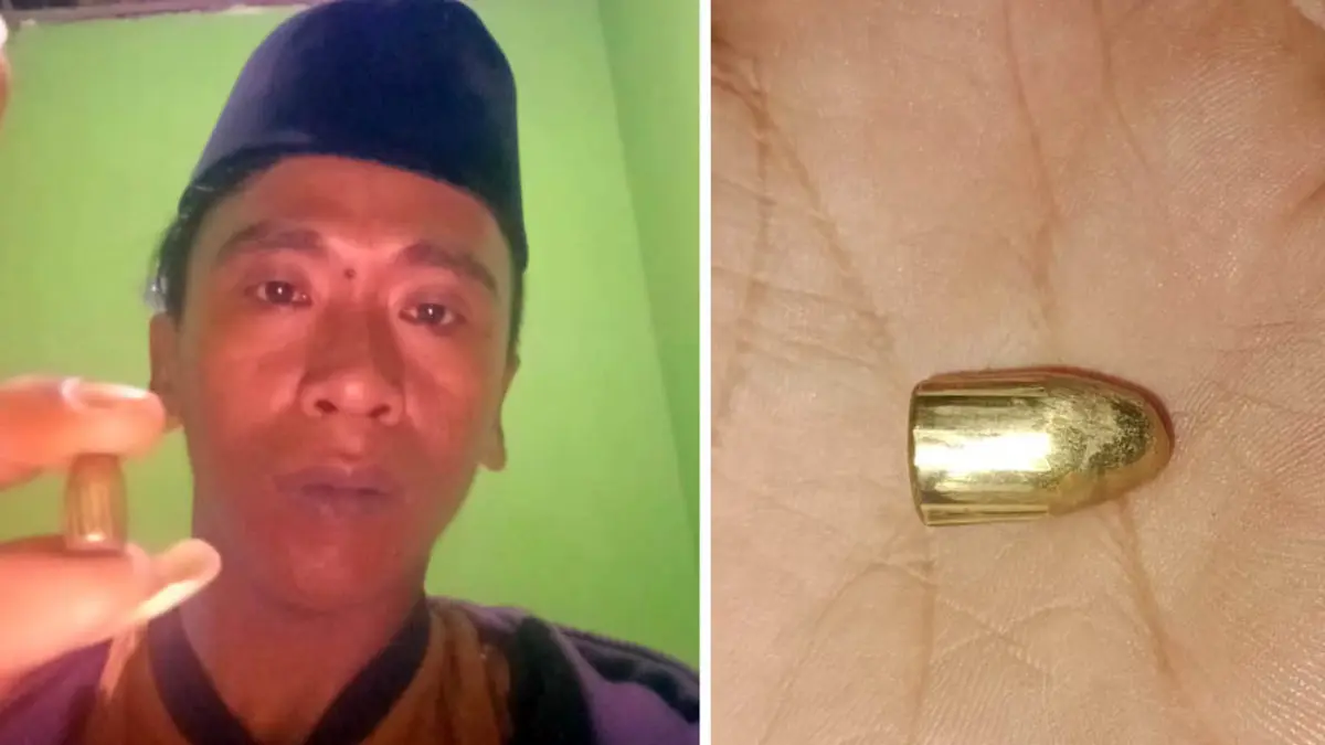 RESAH: Korban Sulihin menunjukan peluru yang nyasar masuk ke rumahnya, Kamis pagi (2/7) di Dusun Gunung Awu, Desa Alas Telogo, Kecamatan Lekok, Kabupaten Pasuruan. Inset peluru nyasar yang tembus atap rumah Sulihin. 