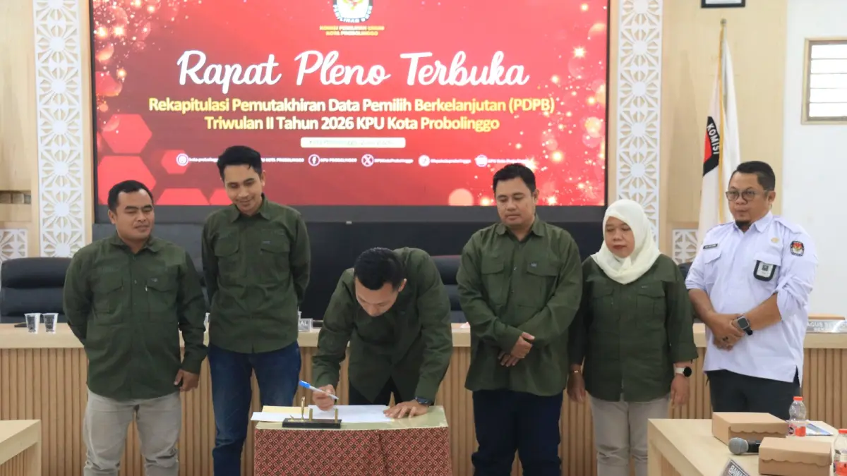 TANDA TANGAN: KPU Kota Probolinggo menggelar rapat pleno terbuka Pemutakhiran Data Pemilih Berkelanjutan (PDPB) Triwulan II 2026. 