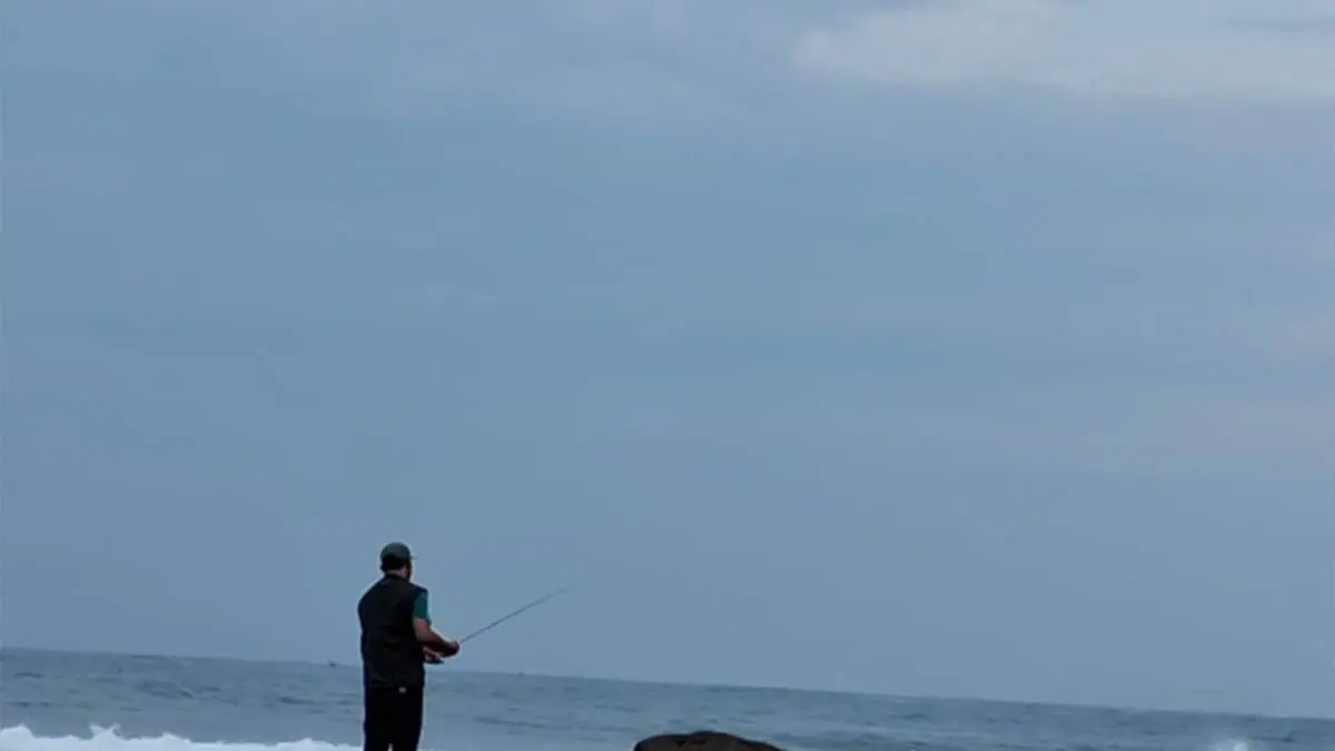 TETAP ADA RISIKO: Angler yang memancing di tepi pantai yang bertebing. Walaupun memancing di tepi perairan, angler harus menyiapkan peralatan untuk meminimalisir risiko. (Foto: Untoro Ariyadi/Jawa Pos Radar Bromo)