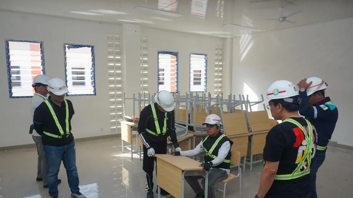 Wali Kota Pasuruan Adi Wibowo meninjau SR permanen Kota Pasuruan. Wali Kota optimistis bangunan itu bisa difungsikan saat tahun ajaran baru 2026-2027 dimulai. 