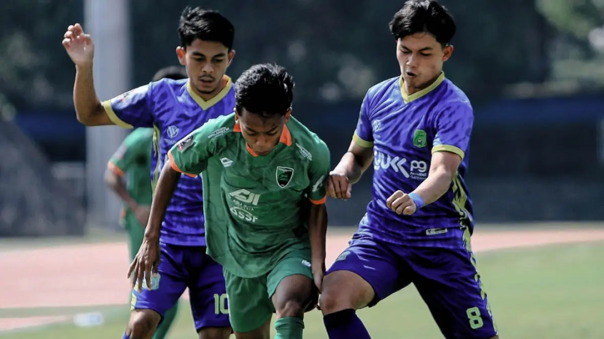 KETAT: Playmaker Pasuruan United M Nurhacqiqi (jersey hijau) dikawal pemain Pesik Kuningan dalam laga 8 besar Liga 4 Piala Presiden, di Stadion Sriwedari, Surakarta, Minggu (5/7) siang. Pasuruan United menang 2-0 dan berhak lolos ke semifinal. (Foto: Pasuruan United for Jawa Pos Radar Bromo)