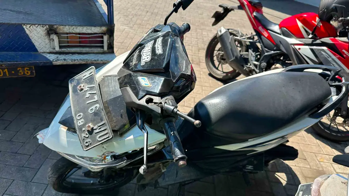 BARANG BUKTI: Sepeda motor korban Aris Muzaki diamankan sebagai barang bukti usai kecelakaan di Jalan Raya Rejoso, Desa Sambirejo, Kamis (2/7). (DOK. JAWA POS RADAR BROMO)