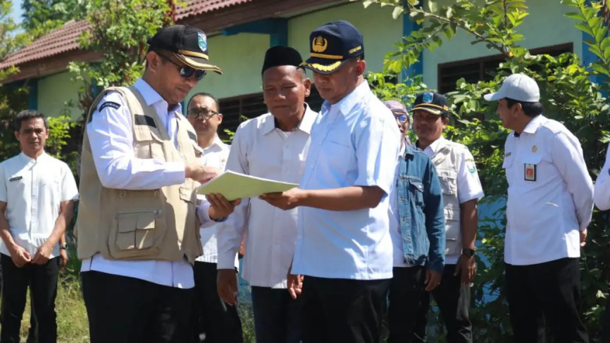 CEK LOKASI: Sekretaris Daerah Kabupaten Probolinggo Ugas Irwanto saat survei awal pembangunan Sekolah Rakyat di Desa Asembakor Kecamatan Kraksaan. (Foto: Agus Faiz Musleh/Jawa Pos Radar Bromo)