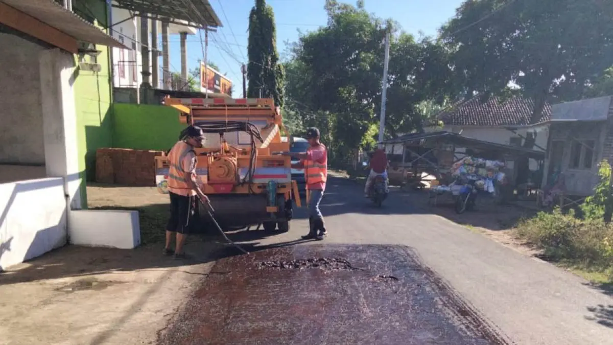 DIBENAHI: Pemeliharaan ruas jalan Leces-Bantaran yang menjadi tindak lanjut laporan warga. (Foto: Istimewa) 