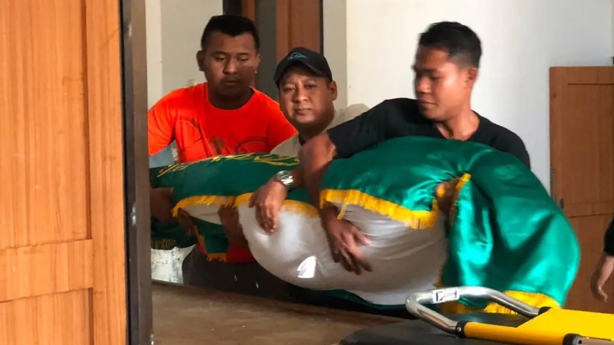 DIDUGA KORBAN PEMBUNUHAN: Jenazah Samsul Arifin, warga Rebalas, Grati, Pasuruan saat dibawa ke kamar jenazah. 