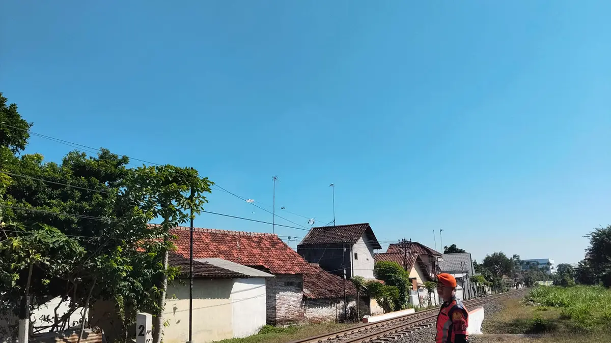 DIJAGA: Salah satu petugas jaga PT KAI Daop 9 jember berjaga di JPL Petak Bayeman-Probolinggo KM 94+7/8, Sabtu (4/7).&nbsp;(PT KAI DAOP 9 JEMBER FOR JAWA POS RADAR BROMO)