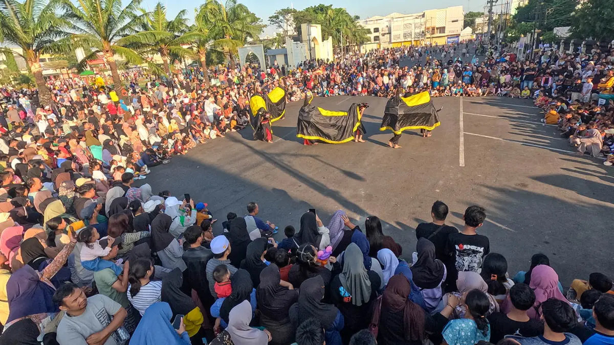 DIPENUHI WARGA: Pertunjukan Bantengan jadi salah satu daya tarik CFD di Alun-alun Pasuruan, (5/7). (Mokhamad Zubaidillah/ Radar Bromo)