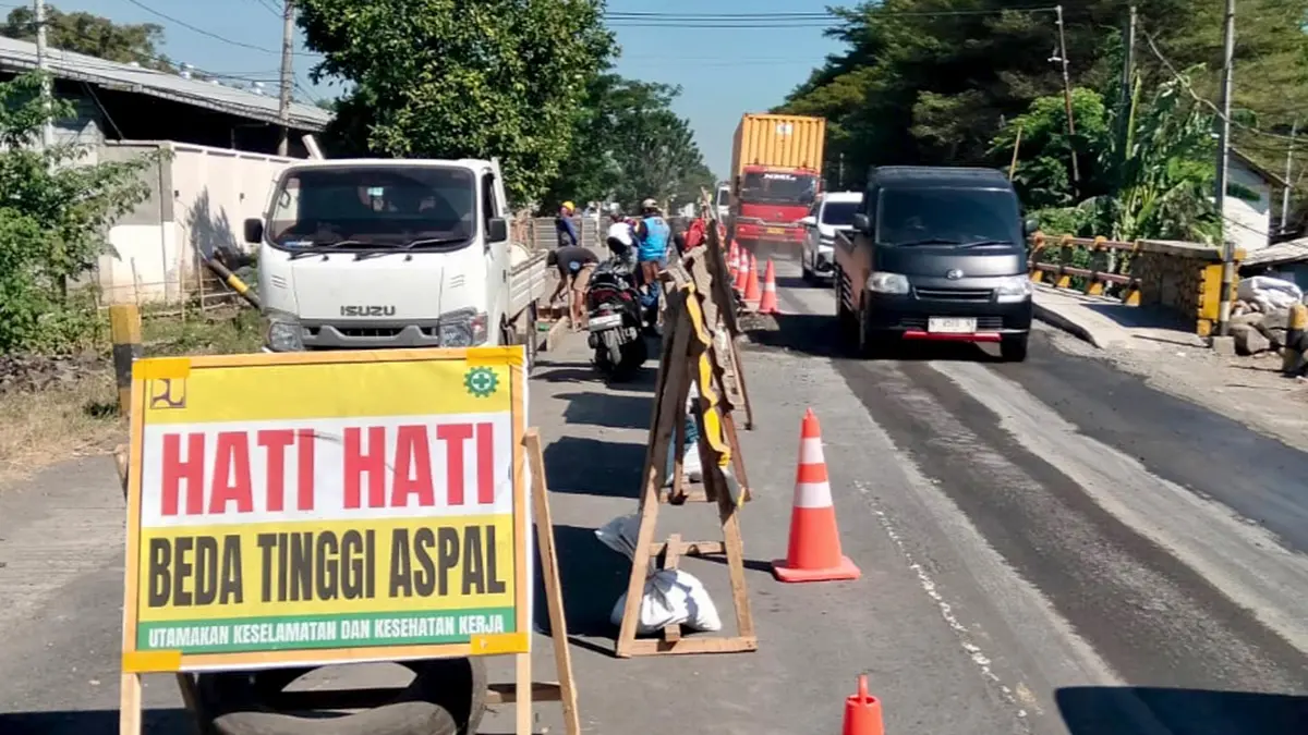 DIPERCEPAT: Pengerjaan rehabilitasi ruas jalan sisi selatan Jembatan Matikan II di ruas Jalur Pantura, Desa Sumberanyar, Kecamatan Paiton. (ACHMAD ARIANTO/JAWA POS RADAR BROMO)