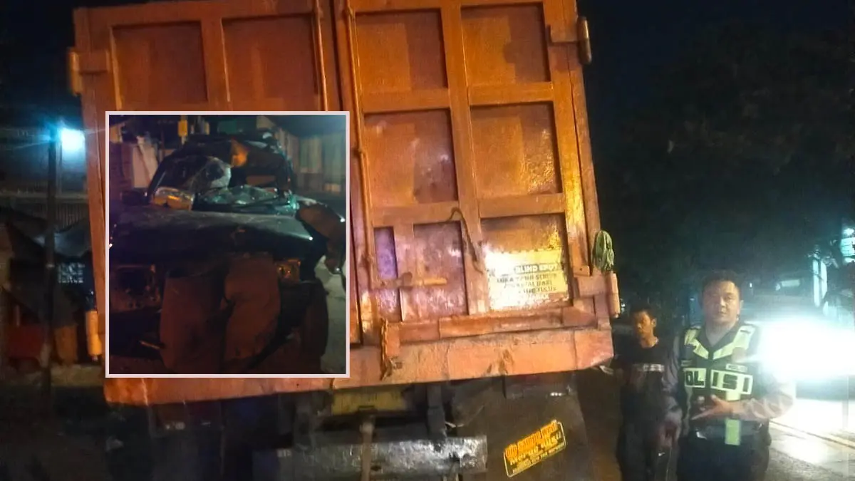 DUA KENDARAAN: Dump truk yang tertabrak mobil di Kecamatan Beji. Kanan, Mobil Toyota Kijang LGX yang mengalami kerusakan setelah menabrak dump truk mogok. (Foto: Istimewa)