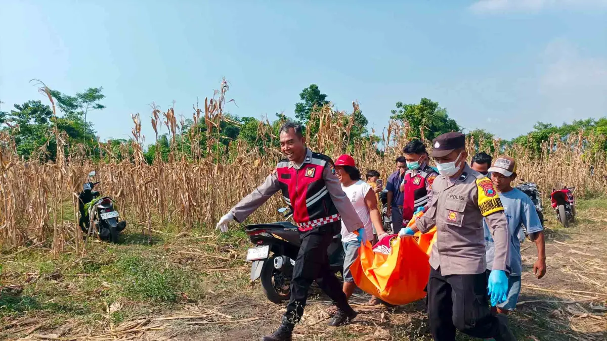 EVAKUASI: Kepolisian mengevakuasi jenazah&nbsp;Siti Munawaroh yang ditemukan di dalam sumur&nbsp;irigasi di&nbsp;Dusun Wakaf, Desa Alassumur Kulon, Kecamatan Kraksaan. (AGUS FAIZ MUSLEH/JAWA POS RADAR BROMO)