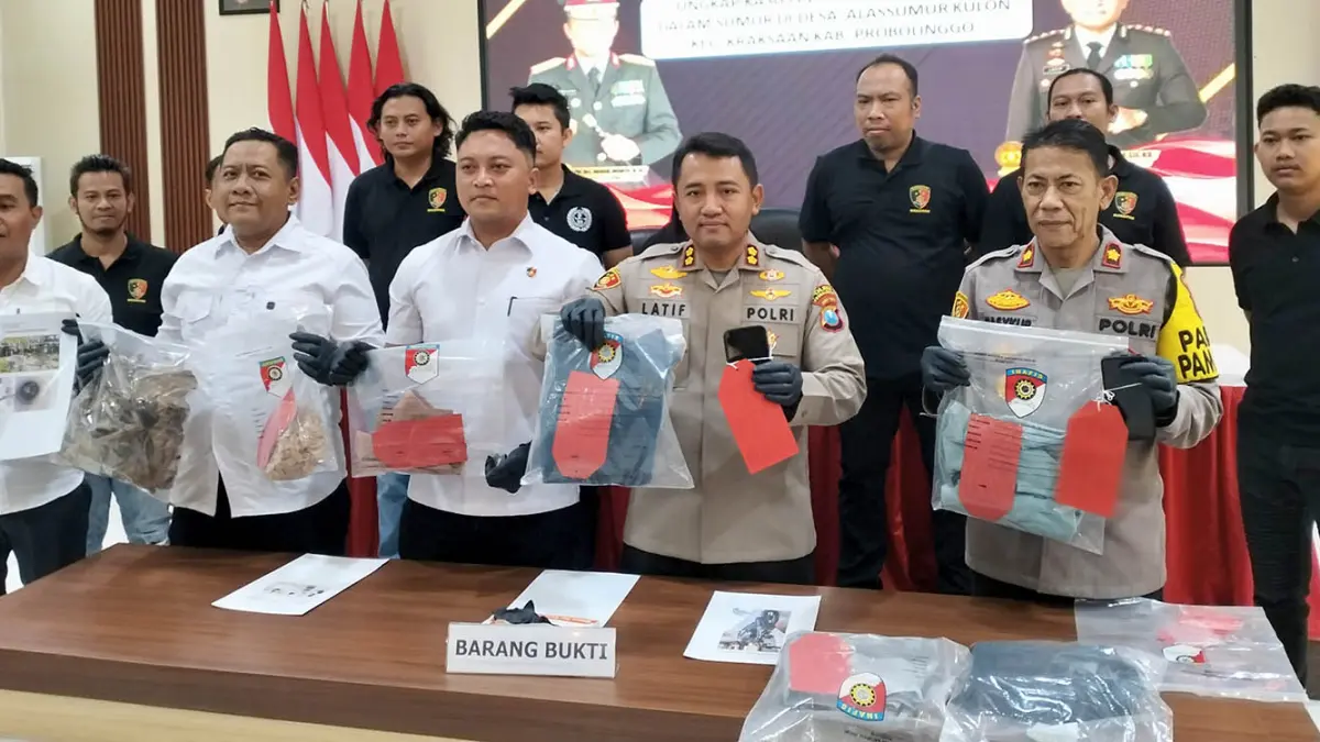 Kapolres Probolinggo dan jajaran saat merilis sejumlah barang bukti kasus pembunuhan perempuan asal Bantaran yang jenazahnya ditemukan tanpa busana di Alassumur Kulon Kraksaan. 