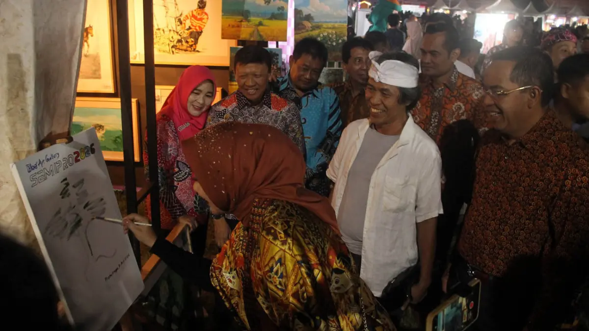 Ketua TP PKK Kota Probolinggo didampingi Wali Kota dr Aminuddin saat meninjau salah satu stan di Semipro. 