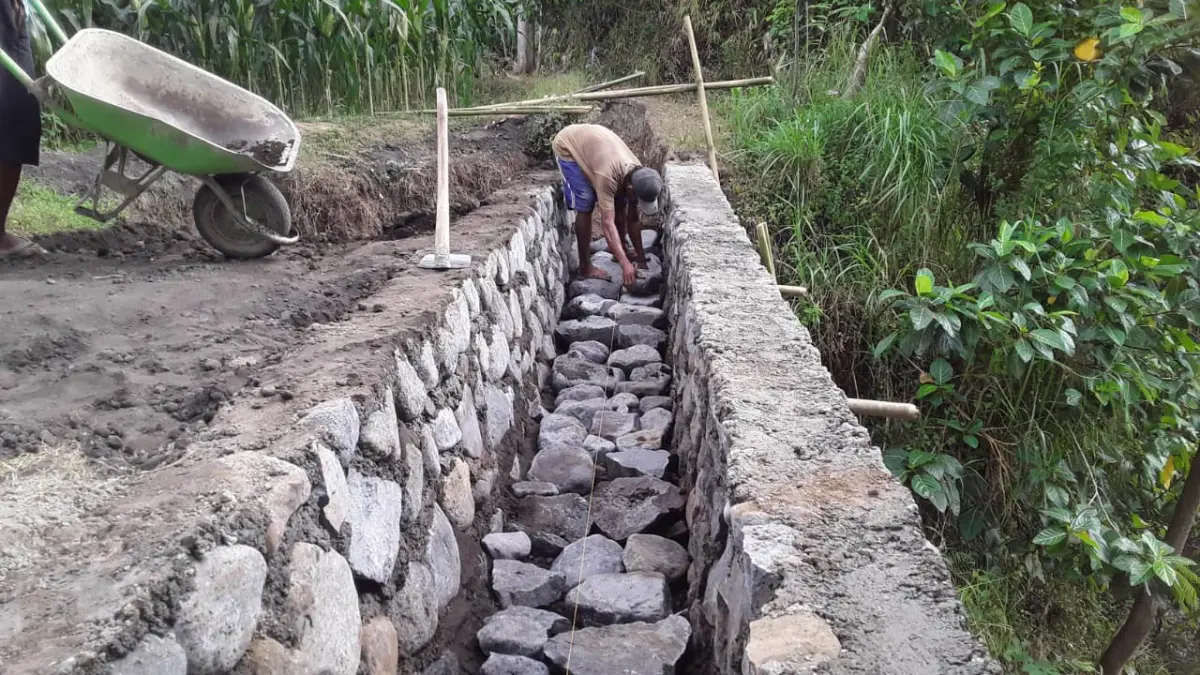 KOKOH: Sejumlah pekerja proyek pembangunan irigasi di Dusun Krajan II, Desa Jrebeng, Kecamatan Wonomerto, Kabupaten Probolinggo. (Foto: Inneke Agustin/Jawa Pos Radar Bromo)