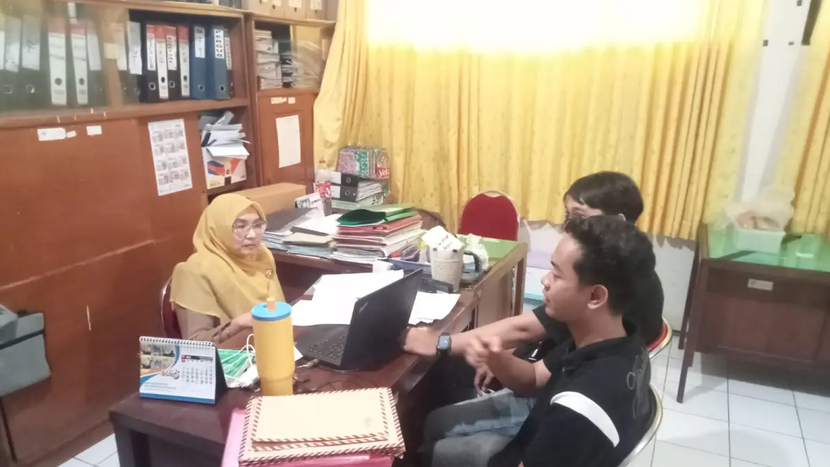 LAPORAN: Sejumlah karyawan perusahan penguasan beras di Kota Probolinggo melapor ke Disperinaker Kota Probolinggo, Sabtu (2/5). (LIA PUSPITA&nbsp;FOR&nbsp;JAWA POS RADAR BROMO)