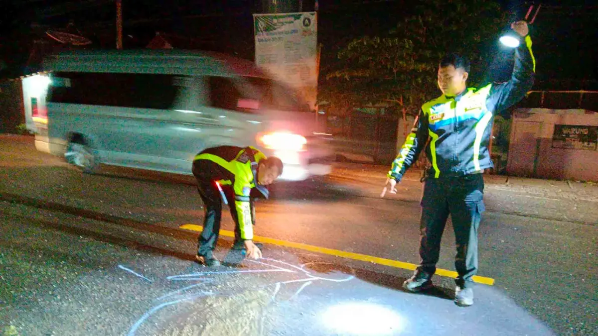 MAKAN KORBAN: Anggota Satlantas Polres Probolinggo melakukan olah TKP&nbsp;kecelakaan lalu lintas di Jalur Pantura Desa Jabungsisir, Kecamatan Paiton. (SATLANTAS POLRES PROBOLINGGO FOR JAWA POS RADAR BROMO)