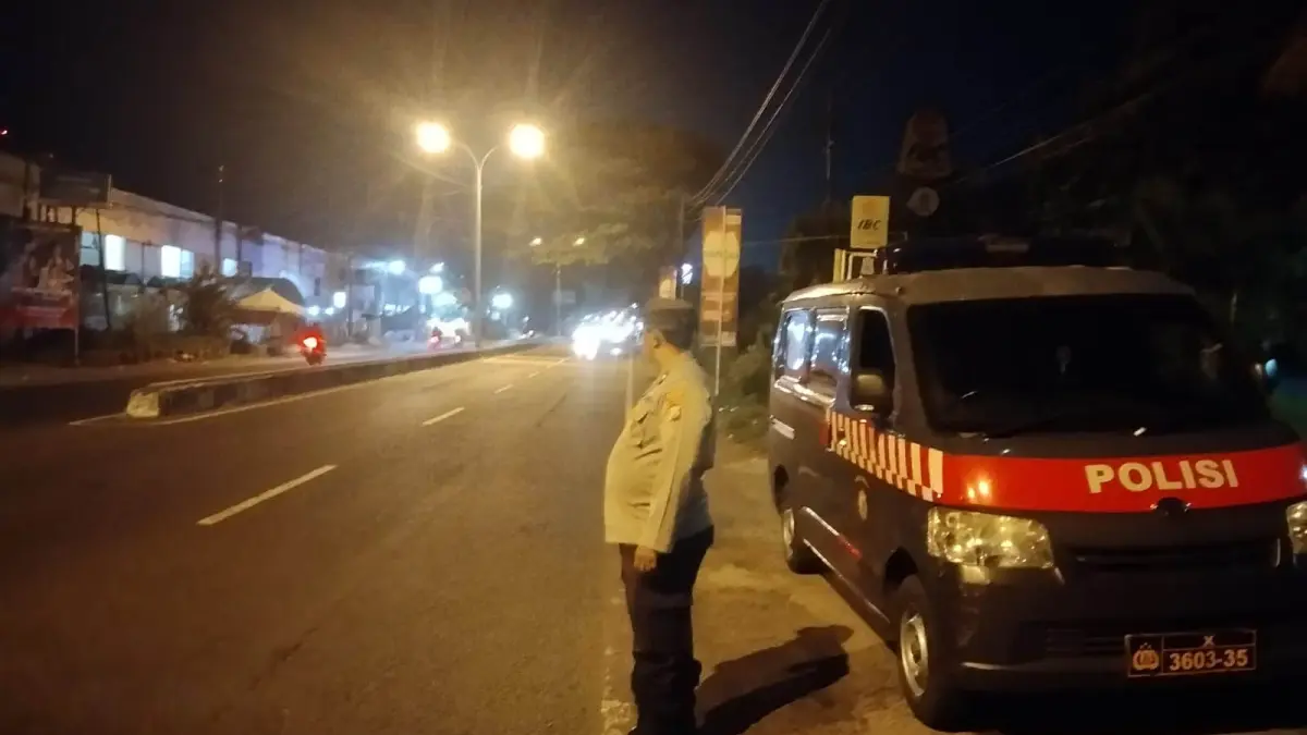 MALAM HARI: Patroli yang dilakukan jajaran Polsek Pandaan untuk mengantisipasi aksi gangster. (Foto: Polsek Pandaan for Jawa Pos Radar Bromo)