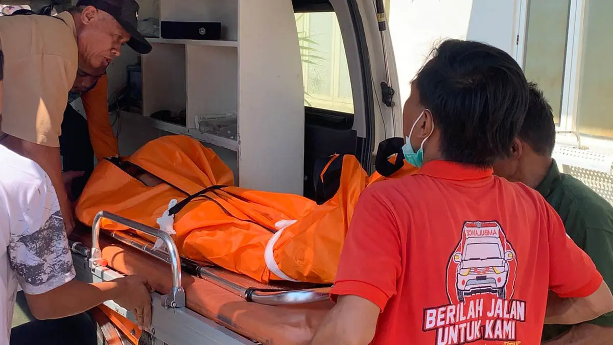 NAHAS: Petugas mengevakuasi jenazah Rasmono setelah ditemukan meninggal di kabin truknya. (Foto: dok Jawa Pos Radar Bromo)