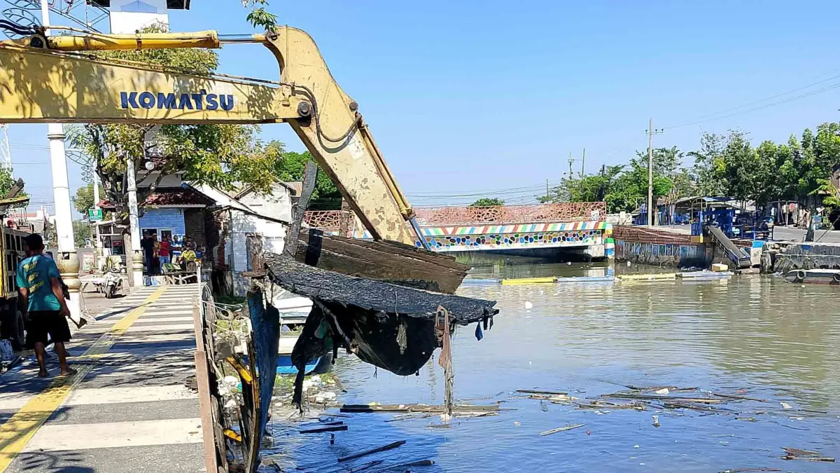 NORMALISASI: Pekerja melakukan normalisasi Sungai Gembong, Kota Pasuruan, menggunakan ekskavator.&nbsp;(CAMAT PANGGUNGREJO FOR JAWA POS RADAR BROMO)