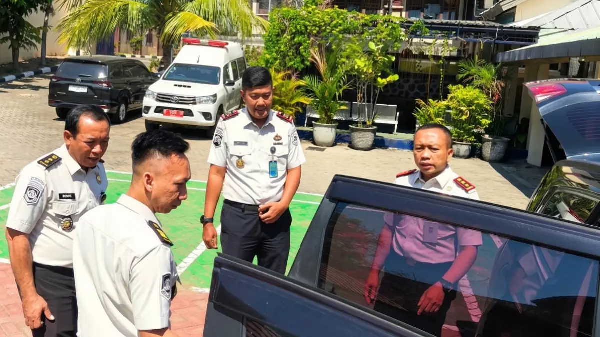 PINDAH TANGAN: Pengambil alihan kendaraan operasional Rumah Detensi Imigrasi Surabaya ke Rumah Tahanan Kelas IIB Bangil. (Foto: Istimewa)