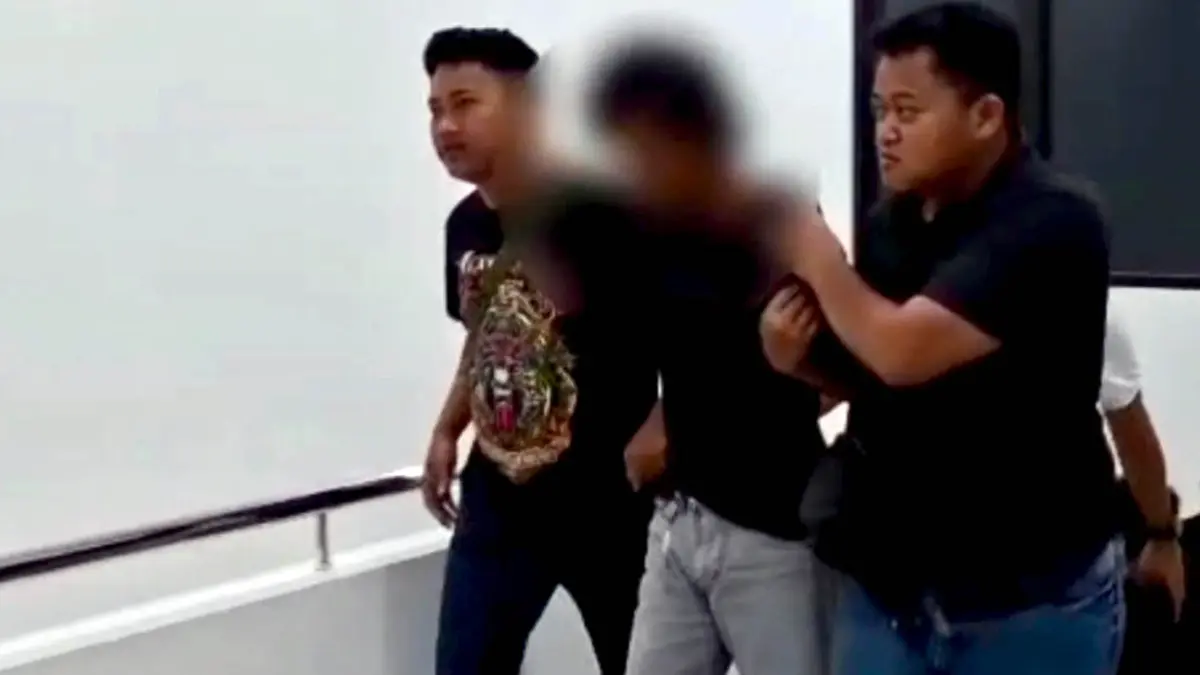 RAJA TEGA: Tersangka Rofiq atau RF (tengah) saat dikeler petugas sementara tersangka HM di belakangnya. 