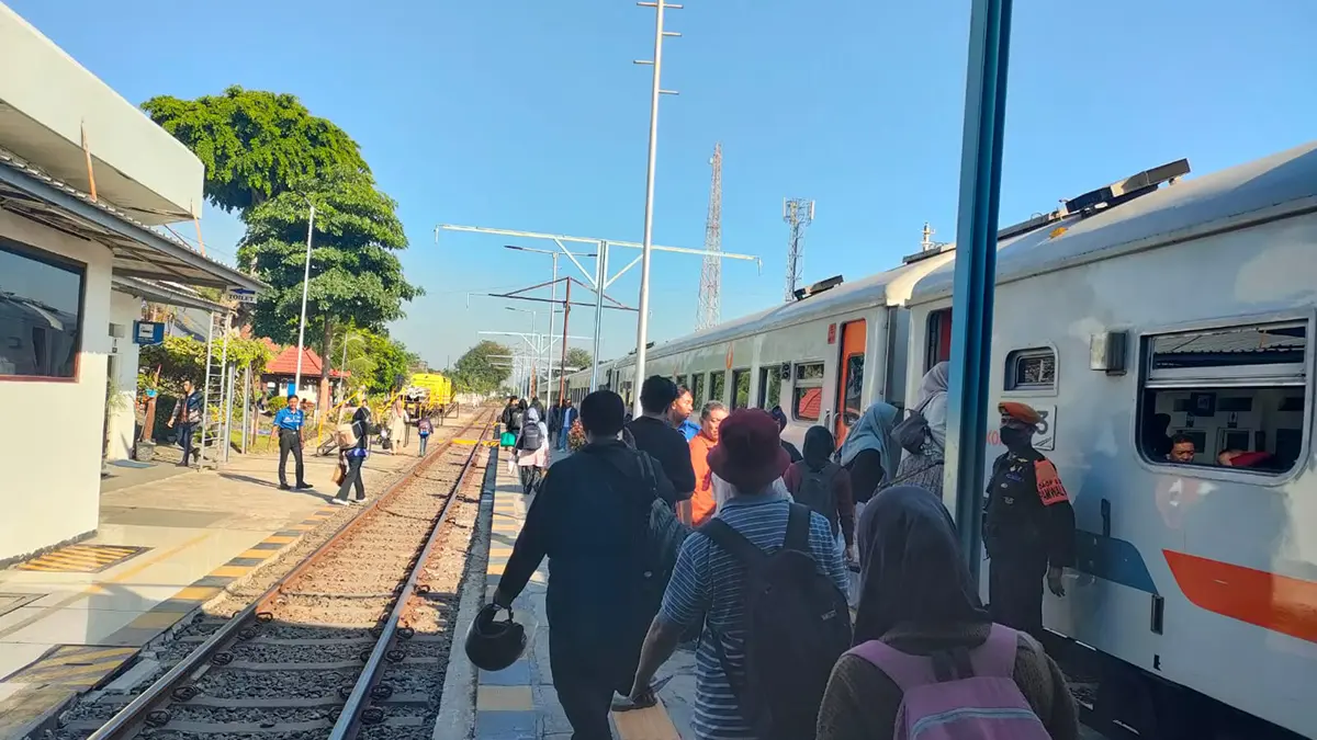 RAMAI: Suasana keberangkatan penumpang KA Sri Tanjung di Stasiun Probolinggo, Sabtu (4/7).&nbsp;(PT KAI DAOP 9 JEMBER FOR JAWA POS RADAR BROMO)