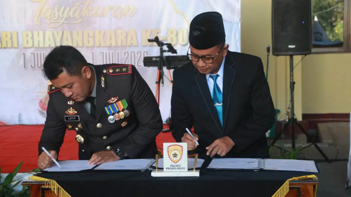 RESMI: Sekretaris Daerah Ugas Irwanto (kanan) dan Kapolres Probolinggo AKBP M. Wahyudin Latif melakukan penandatanganan dokumen perjanjian hibah antara Pemkab Probolinggo dengan Polres Probolinggo. (Foto: Istimewa)