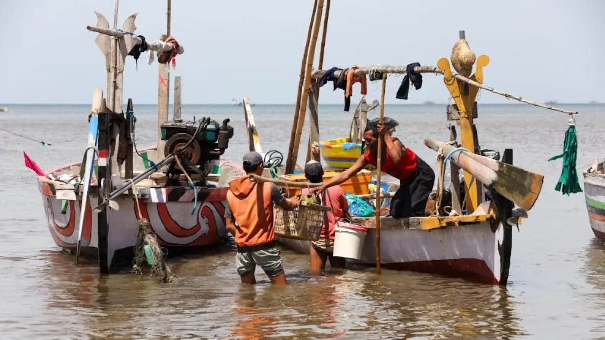 SIAP MELAUT: Sejumlah nelayan Kota Pasuruan, siap berburu ikan di laut, beberapa waktu lalu.&nbsp;(DOK. JAWA POS RADAR BROMO)