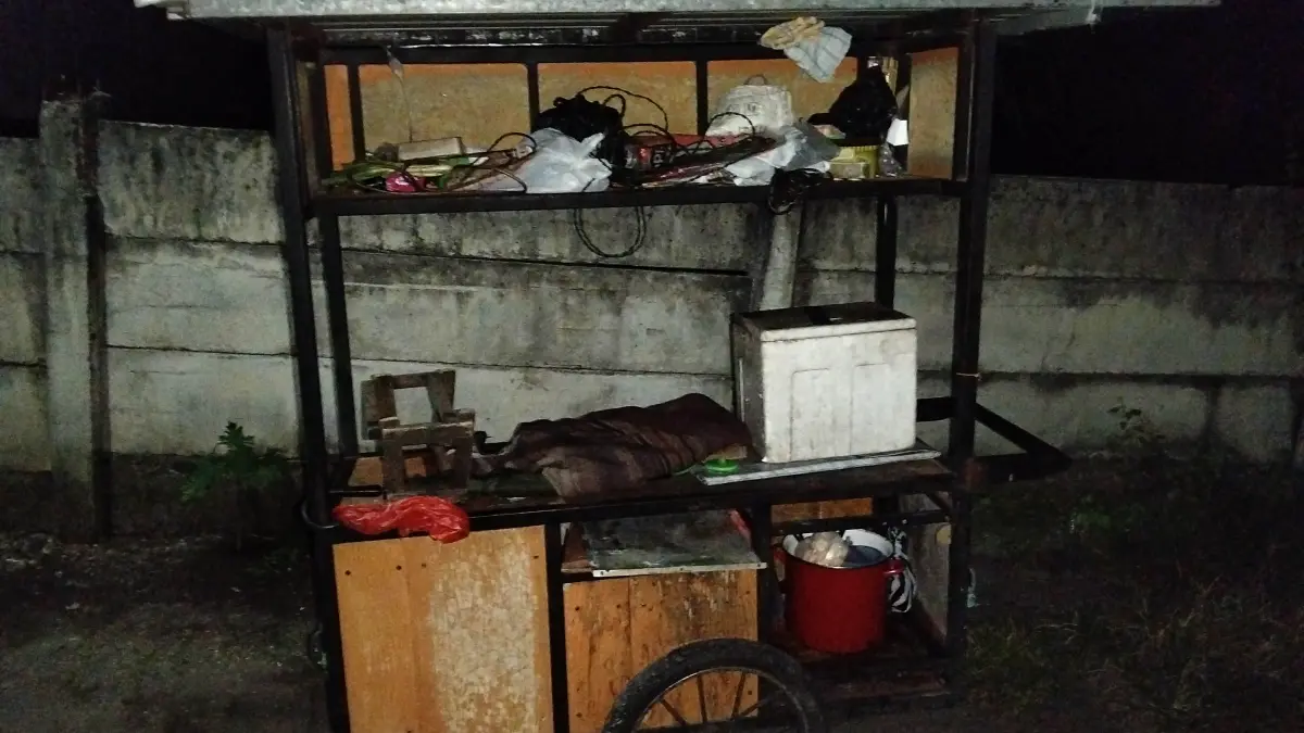 SUDAH DIAMANKAN: Rombong penjual tahu tek keliling yang tertabrak pengendara motor di Kelurahan Kutorejo, Kecamatan Pandaan. (Foto: Unit Lantas Polsek Pandaan for Jawa Pos Radar Bromo)