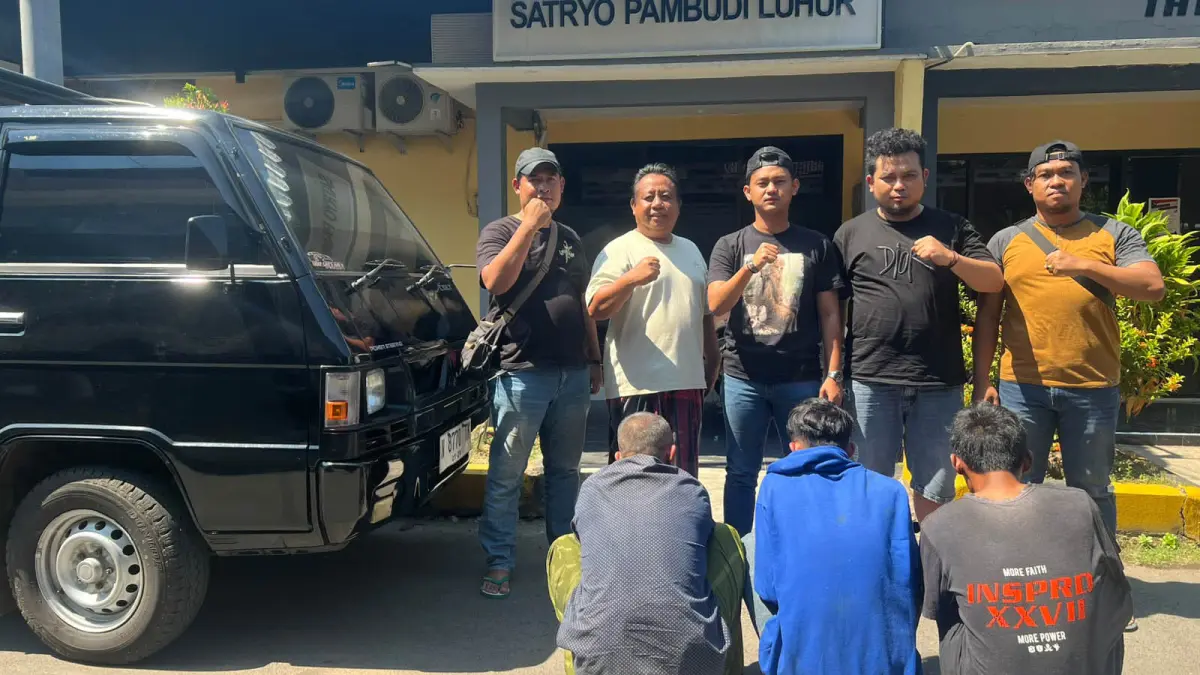 TAK BERKUTIK: Tiga terduga pelaku pencurian sapi yang diamankan di Mapolres Pasuruan. Mereka sama-sama berasal dari Tutur. (Foto: Satreskrim Polres Pasuruan for Jawa Pos Radar Bromo)