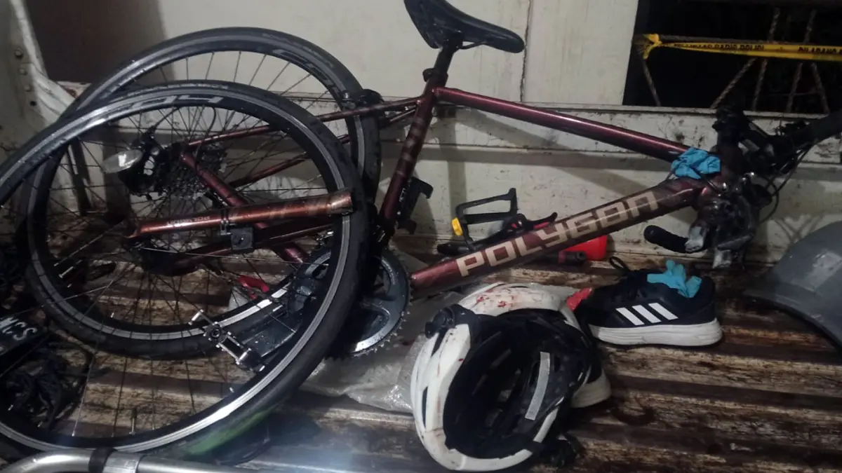BARANG BUKTI: Sepeda korban diamankan usai menabrak rumah warga di Prigen. 
