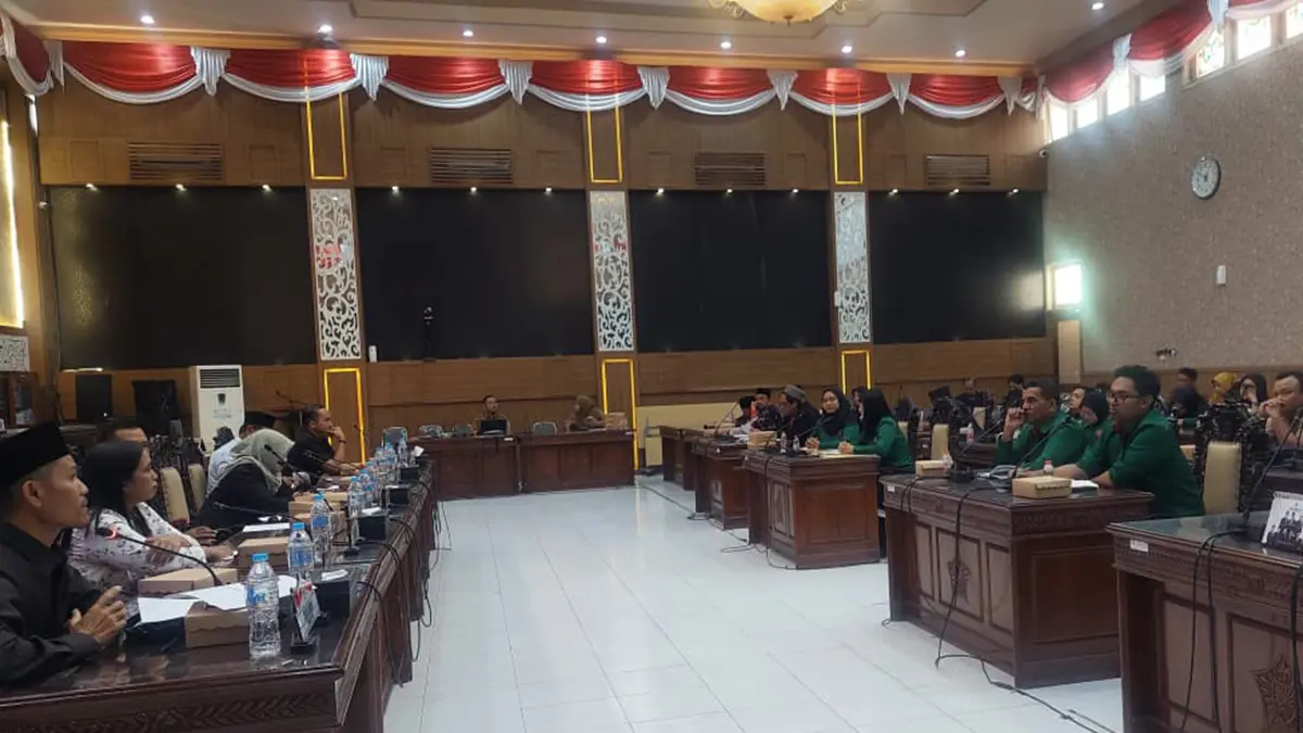 DENGAR PENDAPAT: Komisi I DPRD Kota Probolinggo menggelar rapat dengar pendapat dengan Posbakumadin tentang realisasi kegiatan Posbakum Kota Probolinggo, Senin (6/7). (ARIF MASHUDI/JAWA POS RADAR BROMO)