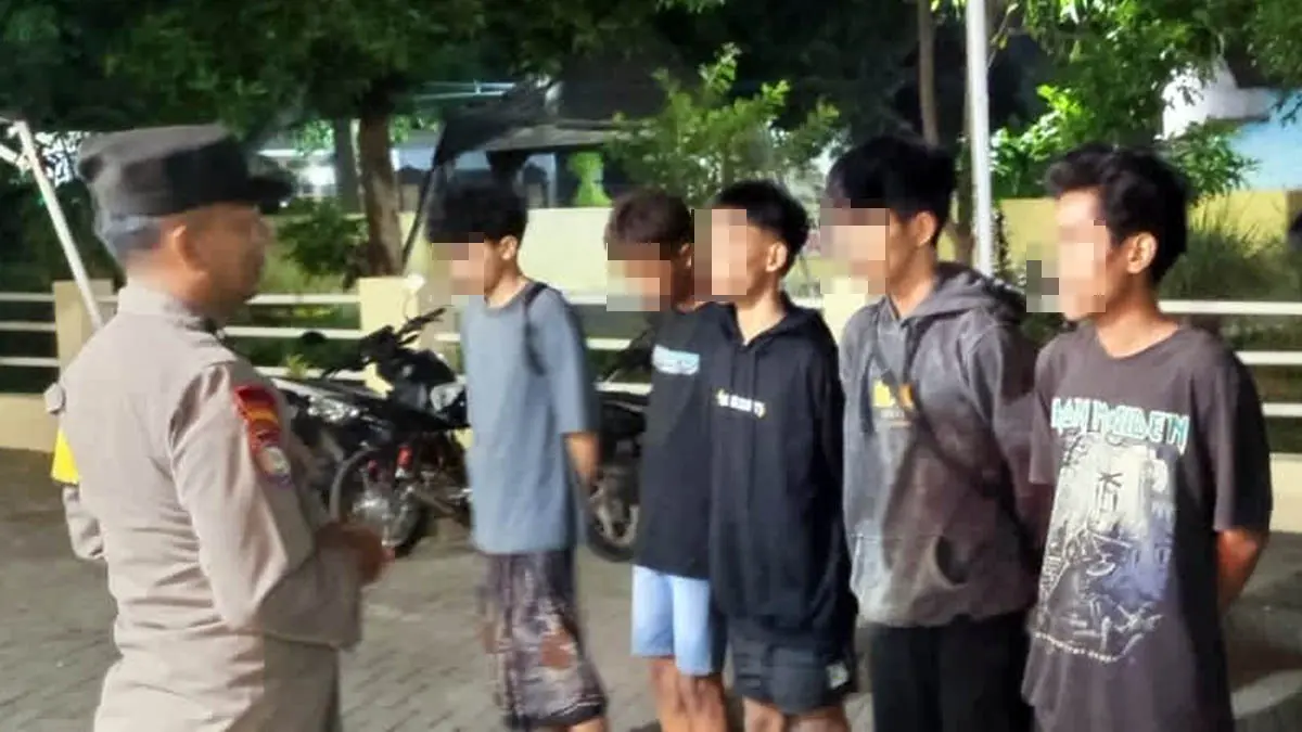 DIBINA: Petugas saat memberikan pembinaan terhadap lima pemuda yang berhasil diamankan dalam patroli gabungan. (Polsek Keboncandi for Radar Bromo)