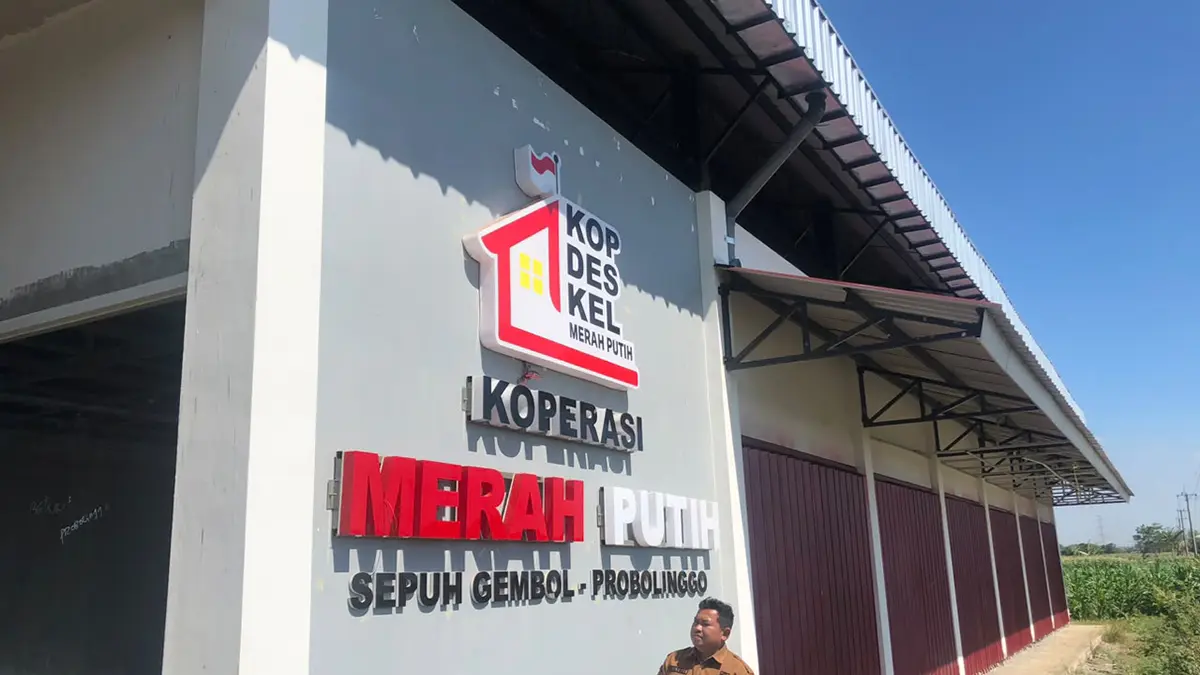 DUKUNG: Bendahara Desa Sepuh Gembol Mulyadi di lokasi pembangunan Gedung KDKMP Desa Sepuh Gembol, Kecamatan Wonomerto.