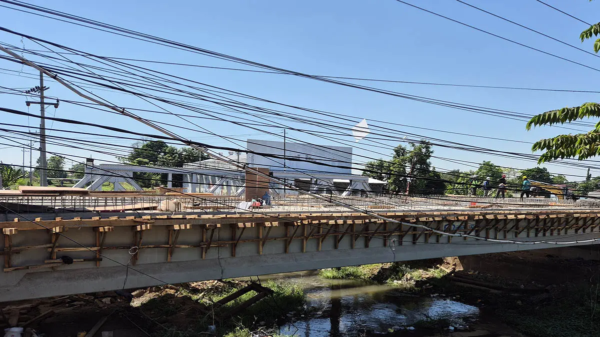 HAMPIR SEPARO: Pengerjaan Jembatan Bokwedi yang sudah mencapai lebih dari 40 persen. Proyek ini ditargetkan selesai November mendatang. (Foto: Fahrizal Firmani/Jawa Pos Radar Bomo)