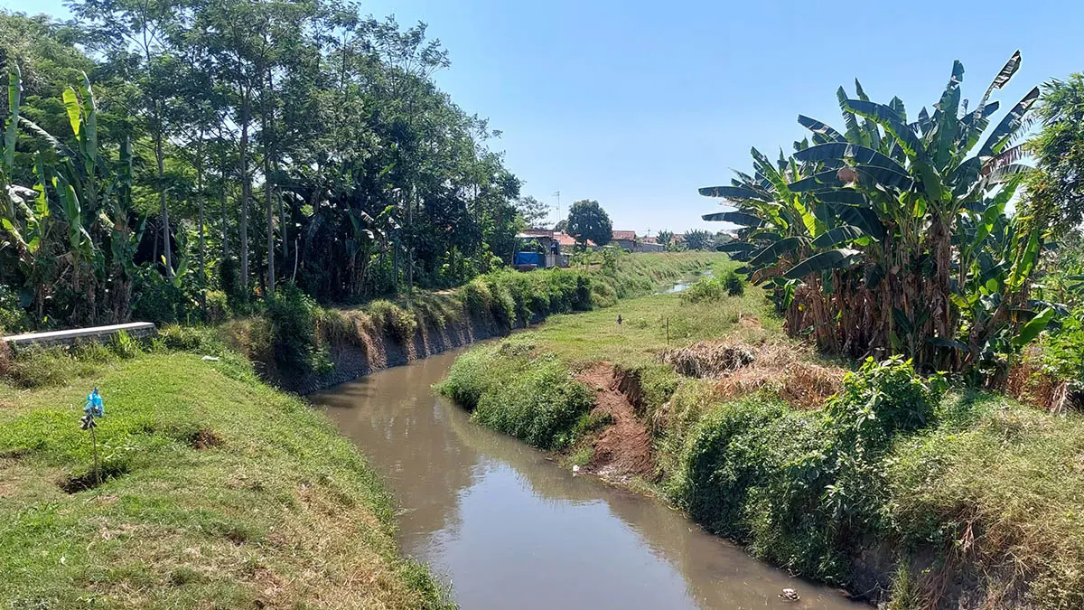 HARUS RUTIN: Sungai Petung yang tengah dinormalisasi. (Foto: Fahrizal Firmani/Jawa Pos Radar Bomo)