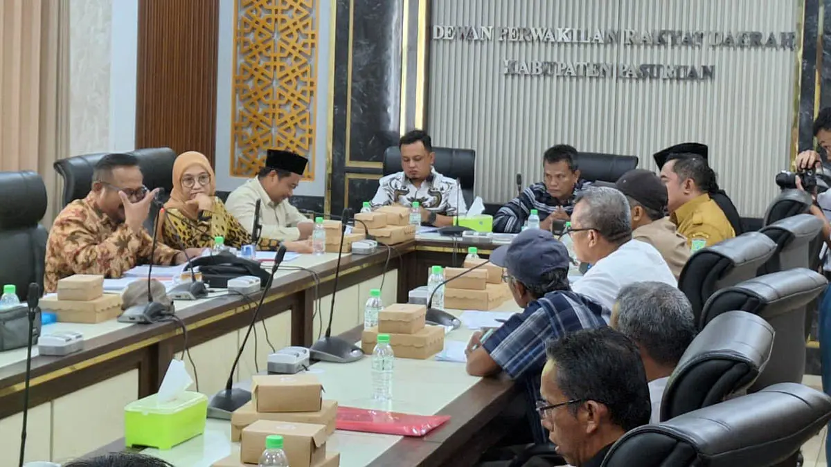 HEARING: Rapat dengan pendapat yang berlangsung di kantor DPRD Kabupaten Pasuruan. Sejumlah perangkat protes, terkait mutasi kasun di wilayah Desa Sumbergedang, Kecamatan Pandaan, yang dinilai cacat prosedur. (Muhamad Busthomi/Radar Bromo)