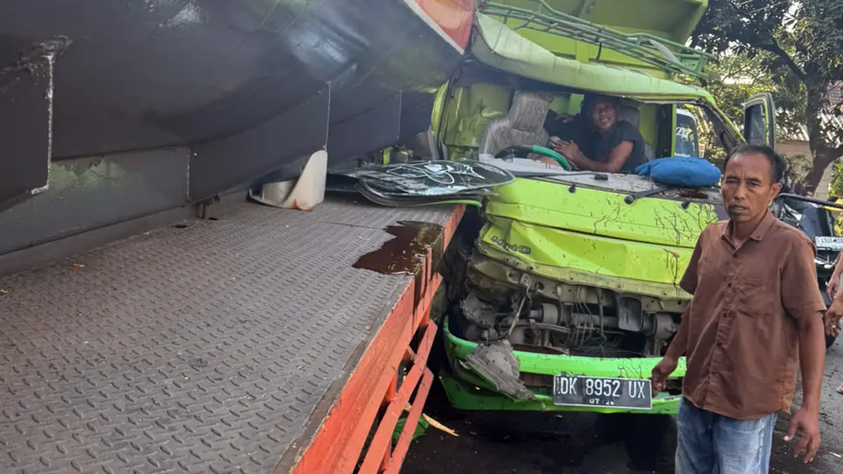 Kondisi truk colt diesel usai dihantam gandengan truk yang terlepas di simpang empat Sedarum, Nguling, Pasuruan. 