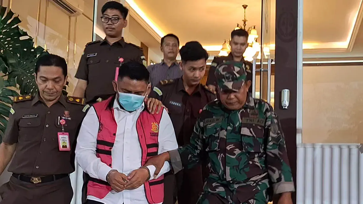 
MAKELAR KASUS: Rofi’i (rompi tahanan) seusai ditetapkan tersangka oleh Kejaksaan Negeri Kabupaten Pasuruan. Dia menjadi tersangka keenam dari perkara PKBM. (Foto: dok Jawa Pos Radar Bromo)
