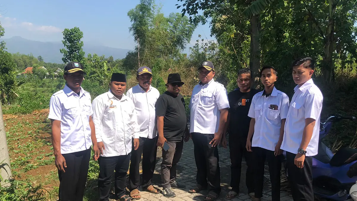 NYAMAN: Perangkat Desa Wonorejo berfoto bersama di jalan akses desa di Desa Wonorejo, Kecamatan Wonomerto, yang telah dipaving. (INNEKE AGUSTIN/JAWA POS RADAR BROMO)