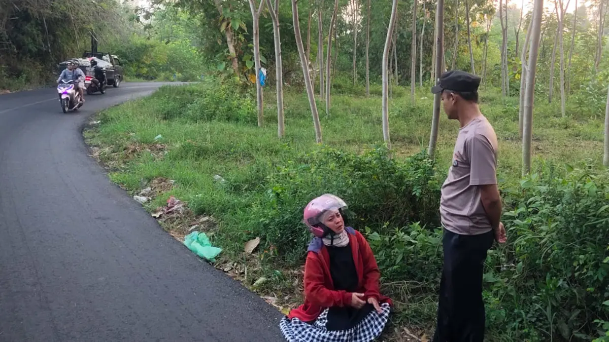 OLAH TKP: Korban Eka Jarmiati, bidan Desa Blado Kulon, Kecamatan Tegalsiwalan, Kabupaten Probolinggo, saat menunjukkan lokasi dia dibegal Senin (6/7) pagi.