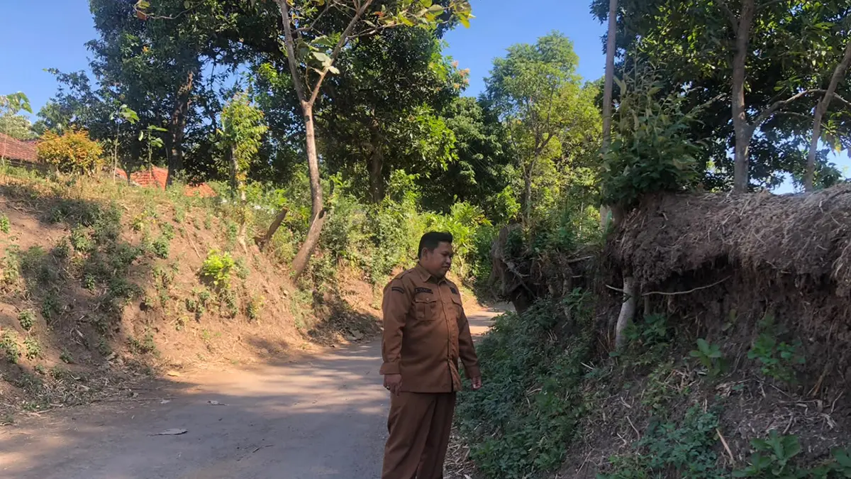 RENCANA: Bendahara Desa Sepuh Gembol Mulyadi di lokasi rencana pembangunan TPT di Dusun Sak-sak, Desa Sepuh Gembol, Kecamatan Wonomerto. (INNEKE AGUSTIN/JAWA POS RADAR BROMO)