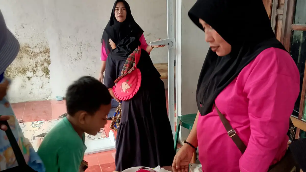 SEHAT: Sejumlah anak-anak diperiksa dalam kegiatan Posyandu di Dusun Jati, Desa Sepuh Gembol.
