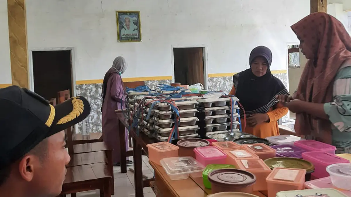 SEHAT: Sejumlah warga menerima MBG di Balai Desa Wonorejo, Kecamatan Wonomerto.