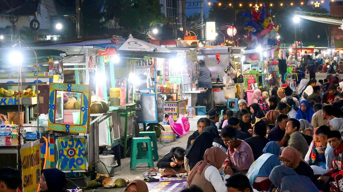 SEKTOR NONFORMAL: Deretan PKL yang berjualan di Alun-Alun Kota Pasuruan. Pemerintah mendorong mengurangi pengangguran dengan membuka usaha mandiri. (Fahrizal Firmani/Radar Bromo)