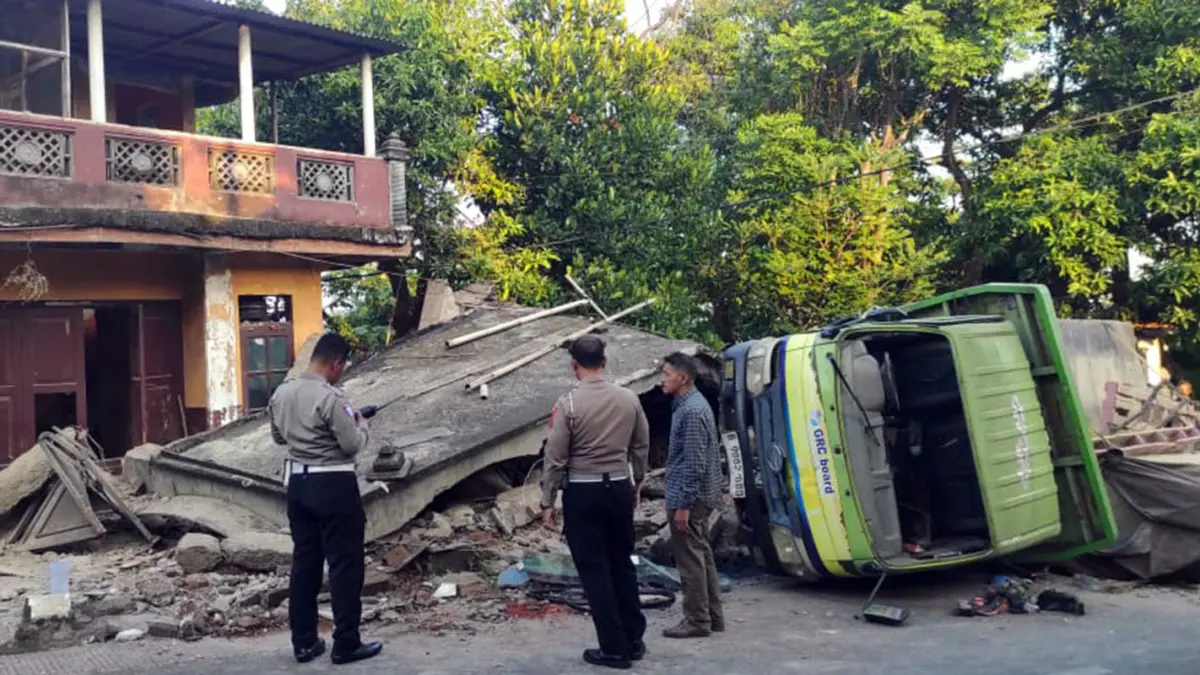 TAK KUAT NANJAK: Kondisi truk yang jalan mundur lalu menghantam sejumlah bangunan di Ngembal, Tutur, Kabupaten Pasuruan. 